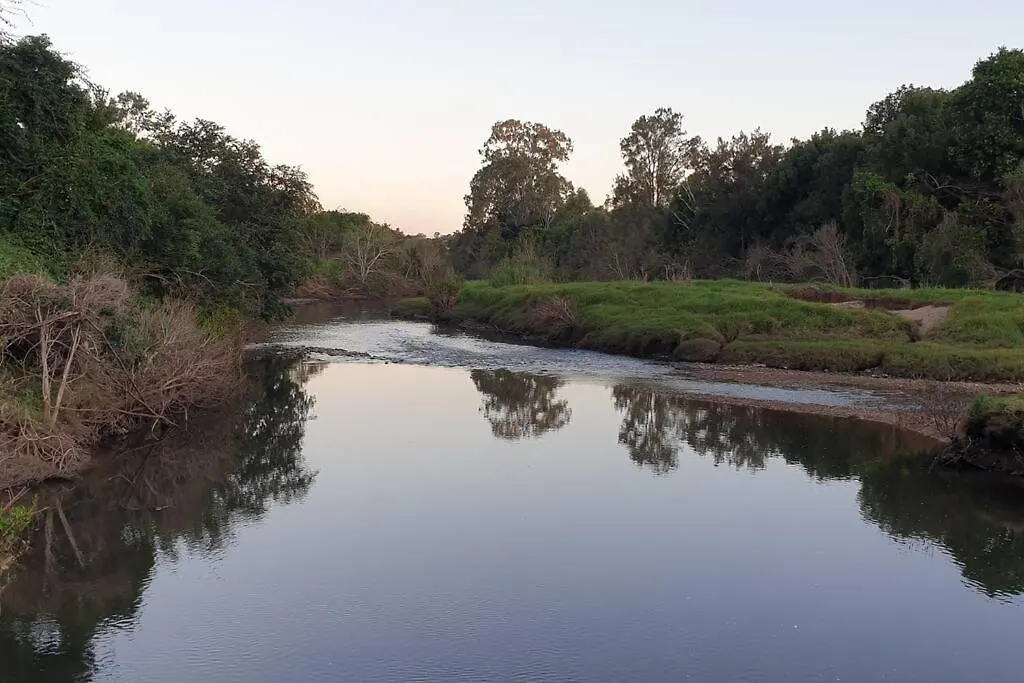 A Quiet Unit Overlooking A Reserve Petrie 0*,